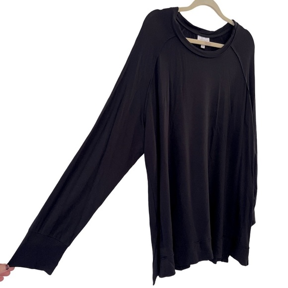 AVENUE • Women's Black Long Sleeve Crewneck Split Hip Top - Picture 2 of 7